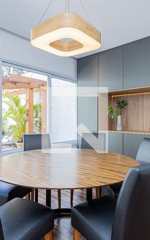 Casa de condomínio à venda com 399m², 4 quartos e 5 vagas Casa de condomínio à venda com 399m², 4 quartos e 5 vagasSala