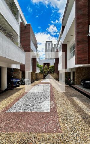Casa de condomínio à venda com 399m², 4 quartos e 5 vagas Casa de condomínio à venda com 399m², 4 quartos e 5 vagasÁrea comum