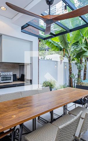 Casa de condomínio à venda com 399m², 4 quartos e 5 vagas Casa de condomínio à venda com 399m², 4 quartos e 5 vagasVaranda
