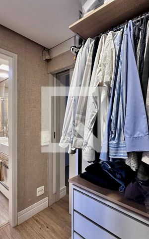 Casa de condomínio à venda com 399m², 4 quartos e 5 vagas Casa de condomínio à venda com 399m², 4 quartos e 5 vagasCloset Suíte 1