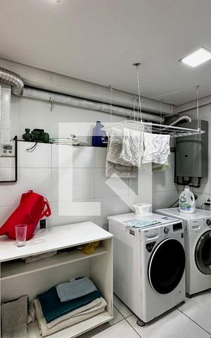 Casa de condomínio à venda com 399m², 4 quartos e 5 vagas Casa de condomínio à venda com 399m², 4 quartos e 5 vagasÁrea de Serviço