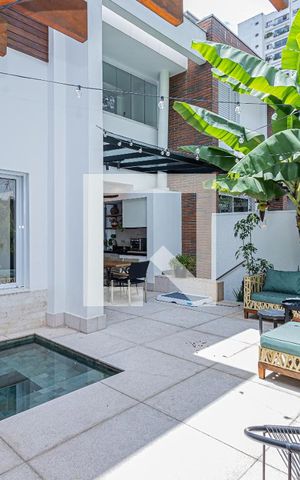 Casa de condomínio à venda com 399m², 4 quartos e 5 vagas Casa de condomínio à venda com 399m², 4 quartos e 5 vagasVaranda