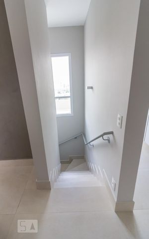 Apartamento à venda com 141m², 2 quartos e 2 vagas Apartamento à venda com 141m², 2 quartos e 2 vagasEscada para piso inferior