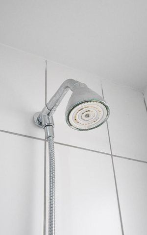 Apartamento à venda com 85m², 2 quartos e 2 vagasdetalhe do banheiro suíte 2