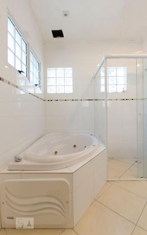 Casa à venda com 240m², 3 quartos e 1 vagaBanheiro Suíte 3