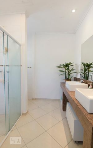 Casa à venda com 240m², 3 quartos e 1 vagaBanheiro Suíte 3