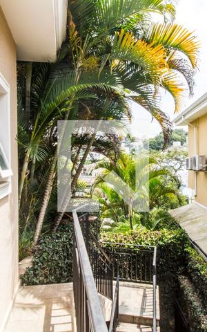 Casa de condomínio à venda com 400m², 4 quartos e 3 vagas Casa de condomínio à venda com 400m², 4 quartos e 3 vagasVaranda