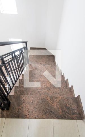 Casa de condomínio à venda com 400m², 4 quartos e 3 vagas Casa de condomínio à venda com 400m², 4 quartos e 3 vagasEscada