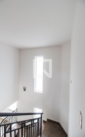 Casa de condomínio à venda com 400m², 4 quartos e 3 vagas Casa de condomínio à venda com 400m², 4 quartos e 3 vagasEscada