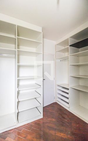 Casa de condomínio à venda com 400m², 4 quartos e 3 vagas Casa de condomínio à venda com 400m², 4 quartos e 3 vagasCloset da suíte 1