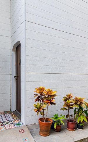 Casa à venda com 81m², 1 quarto e sem vaga Casa à venda com 81m², 1 quarto e sem vagaFachada