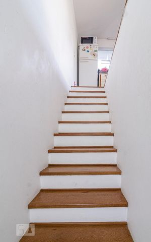Casa à venda com 81m², 1 quarto e sem vaga Casa à venda com 81m², 1 quarto e sem vagaEscada
