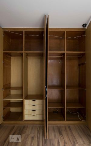 Apartamento à venda com 550m², 4 quartos e 2 vagasQuarto 2 (Armários)