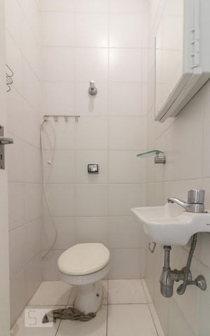 Apartamento à venda com 206m², 3 quartos e 2 vagas Apartamento à venda com 206m², 3 quartos e 2 vagasBanheiro de serviço