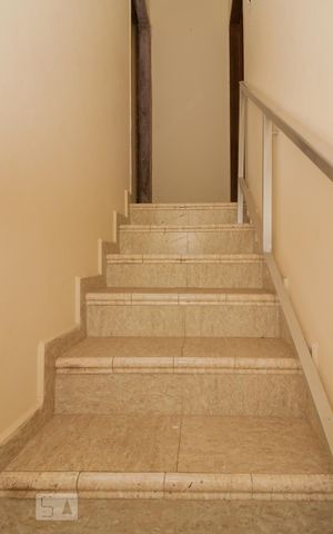 Casa de condomínio para alugar com 70m², 2 quartos e 1 vagaEscada