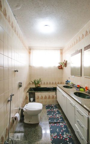 Casa à venda com 340m², 4 quartos e 3 vagasBanheiro da suíte 2 
