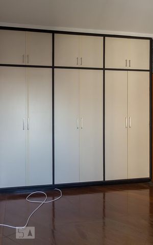 Apartamento à venda com 200m², 4 quartos e 2 vagas Apartamento à venda com 200m², 4 quartos e 2 vagasQuarto 3 - Armários