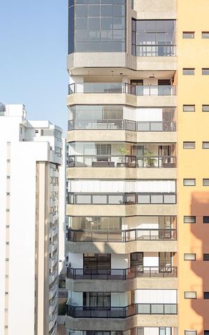 Apartamento à venda com 200m², 4 quartos e 2 vagas Apartamento à venda com 200m², 4 quartos e 2 vagasVista
