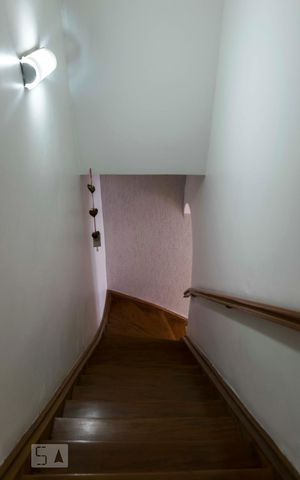 Casa para alugar com 180m², 4 quartos e sem vagaEscadas