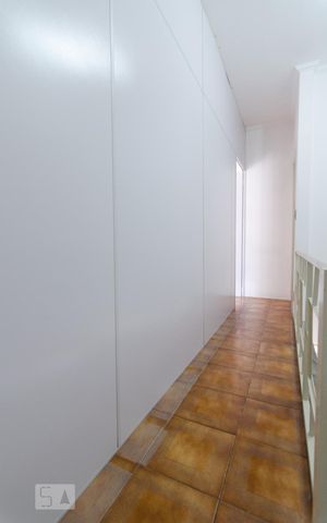 Casa à venda com 201m², 4 quartos e 3 vagas Casa à venda com 201m², 4 quartos e 3 vagasCorredor superior