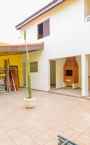 Casa à venda com 300m², 4 quartos e 2 vagas Casa à venda com 300m², 4 quartos e 2 vagasQuintal