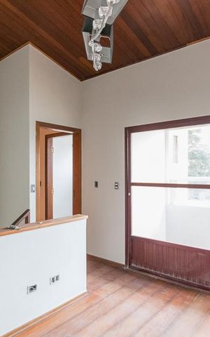 Casa à venda com 300m², 4 quartos e 2 vagas Casa à venda com 300m², 4 quartos e 2 vagasCloset