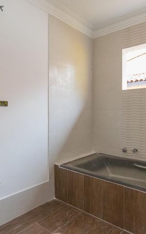 Casa à venda com 300m², 4 quartos e 2 vagas Casa à venda com 300m², 4 quartos e 2 vagasSuite