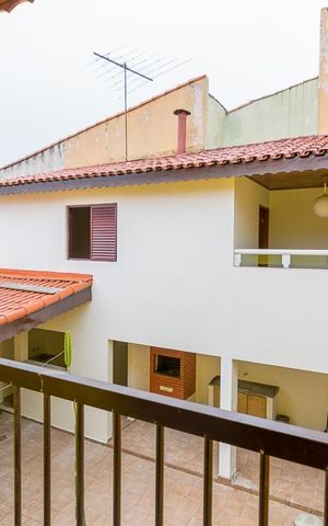 Casa à venda com 300m², 4 quartos e 2 vagas Casa à venda com 300m², 4 quartos e 2 vagasVaranda