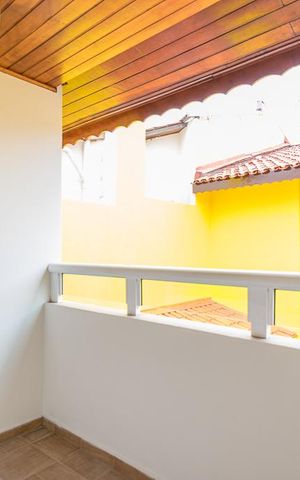 Casa à venda com 300m², 4 quartos e 2 vagas Casa à venda com 300m², 4 quartos e 2 vagasVaranda