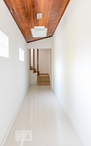 Casa à venda com 300m², 4 quartos e 2 vagas Casa à venda com 300m², 4 quartos e 2 vagasCorredor