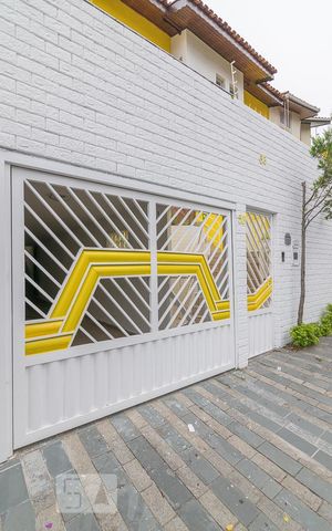 Casa à venda com 300m², 4 quartos e 2 vagas Casa à venda com 300m², 4 quartos e 2 vagasFachada