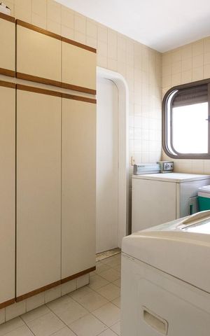 Apartamento à venda com 200m², 4 quartos e 2 vagas Apartamento à venda com 200m², 4 quartos e 2 vagasÁrea de serviço