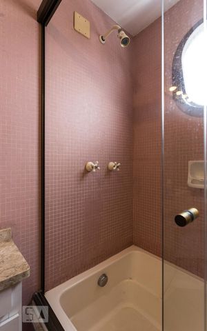 Apartamento à venda com 200m², 4 quartos e 2 vagas Apartamento à venda com 200m², 4 quartos e 2 vagasBanheiro da suíte 1