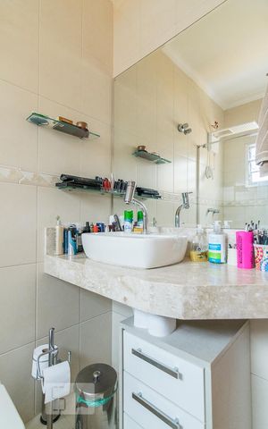 Casa à venda com 198m², 3 quartos e 2 vagas Casa à venda com 198m², 3 quartos e 2 vagasBanheiro