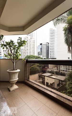 Apartamento para alugar com 350m², 4 quartos e 4 vagas Apartamento para alugar com 350m², 4 quartos e 4 vagasVaranda