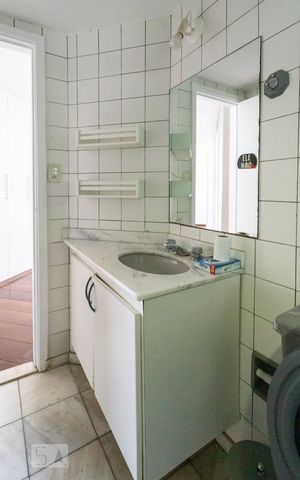 Apartamento à venda com 77m², 2 quartos e 2 vagas Apartamento à venda com 77m², 2 quartos e 2 vagasBanheiro Corredor