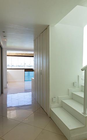 Apartamento à venda com 317m², 4 quartos e 3 vagas Apartamento à venda com 317m², 4 quartos e 3 vagasHall de entrada