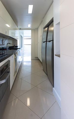 Apartamento à venda com 317m², 4 quartos e 3 vagas Apartamento à venda com 317m², 4 quartos e 3 vagasCozinha
