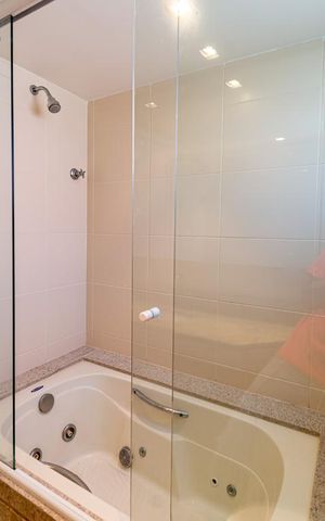 Apartamento à venda com 317m², 4 quartos e 3 vagas Apartamento à venda com 317m², 4 quartos e 3 vagasCobertura - Banheiro da Suíte