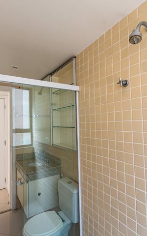 Apartamento à venda com 317m², 4 quartos e 3 vagas Apartamento à venda com 317m², 4 quartos e 3 vagasBanheiro da Suíte 2