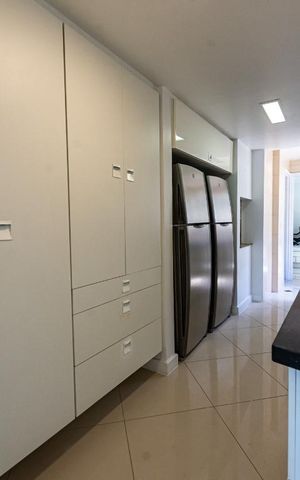 Apartamento à venda com 317m², 4 quartos e 3 vagas Apartamento à venda com 317m², 4 quartos e 3 vagasCozinha