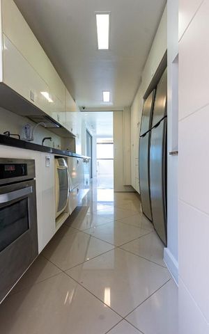Apartamento à venda com 317m², 4 quartos e 3 vagas Apartamento à venda com 317m², 4 quartos e 3 vagasCozinha