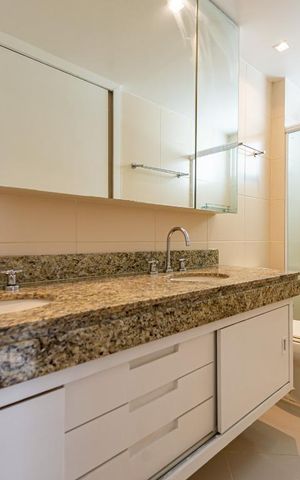 Apartamento à venda com 317m², 4 quartos e 3 vagas Apartamento à venda com 317m², 4 quartos e 3 vagasBanheiro da Suíte 1