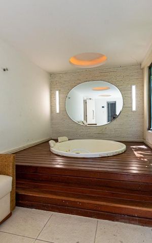 Apartamento à venda com 317m², 4 quartos e 3 vagas Apartamento à venda com 317m², 4 quartos e 3 vagasÁrea comum - Jacuzzi