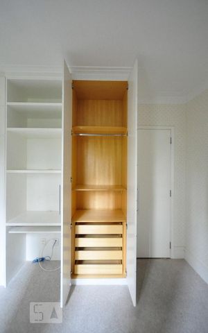 Apartamento à venda com 158m², 2 quartos e 3 vagasArmário do quarto 