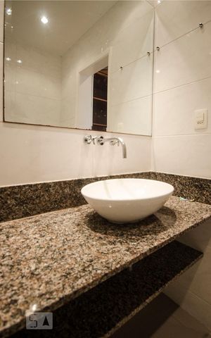 Apartamento para alugar com 154m², 3 quartos e 1 vagaBanheiro da suite, detalhe cuba do lavatório