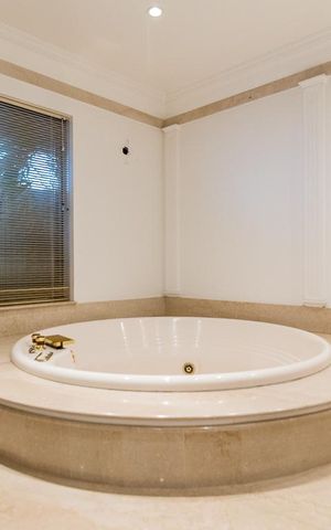 Apartamento à venda com 450m², 5 quartos e 4 vagas Apartamento à venda com 450m², 5 quartos e 4 vagasBanheira