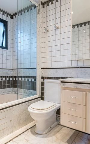 Apartamento à venda com 450m², 5 quartos e 4 vagas Apartamento à venda com 450m², 5 quartos e 4 vagasBanheiro da Suite 3