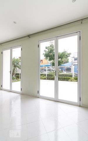 Apartamento à venda com 48m², 2 quartos e 1 vagaPortas para espaço externo do salão de festas 