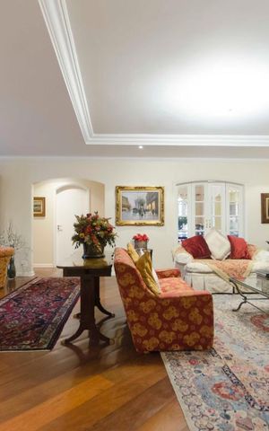 Casa à venda com 577m², 5 quartos e 7 vagasSala